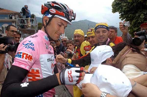 Ivan Basso signs some autographs at the start in Mergozzo