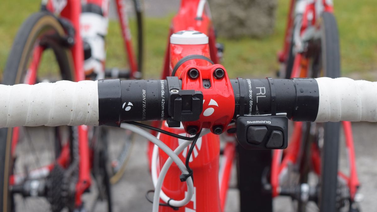 Like Simon Yates, Jarlinson Pantano opts for a forward facing climbing switch