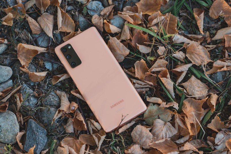 Galaxy S20 FE in Cloud Orange