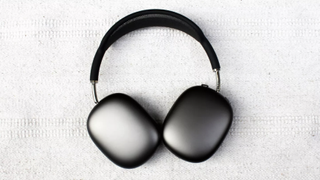 De trådløse hodetelefonene Apple AirPods Max i svart mot en hvit bakgrunn.