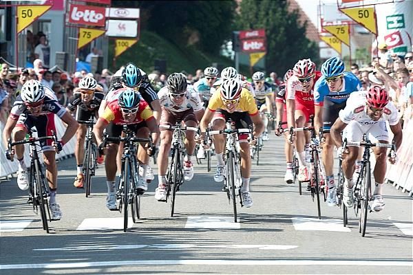 With only a few meters remaining, Danilo Napolitano (Acqua &amp; Sapone), far right, inches ahead of his sprint rivals.