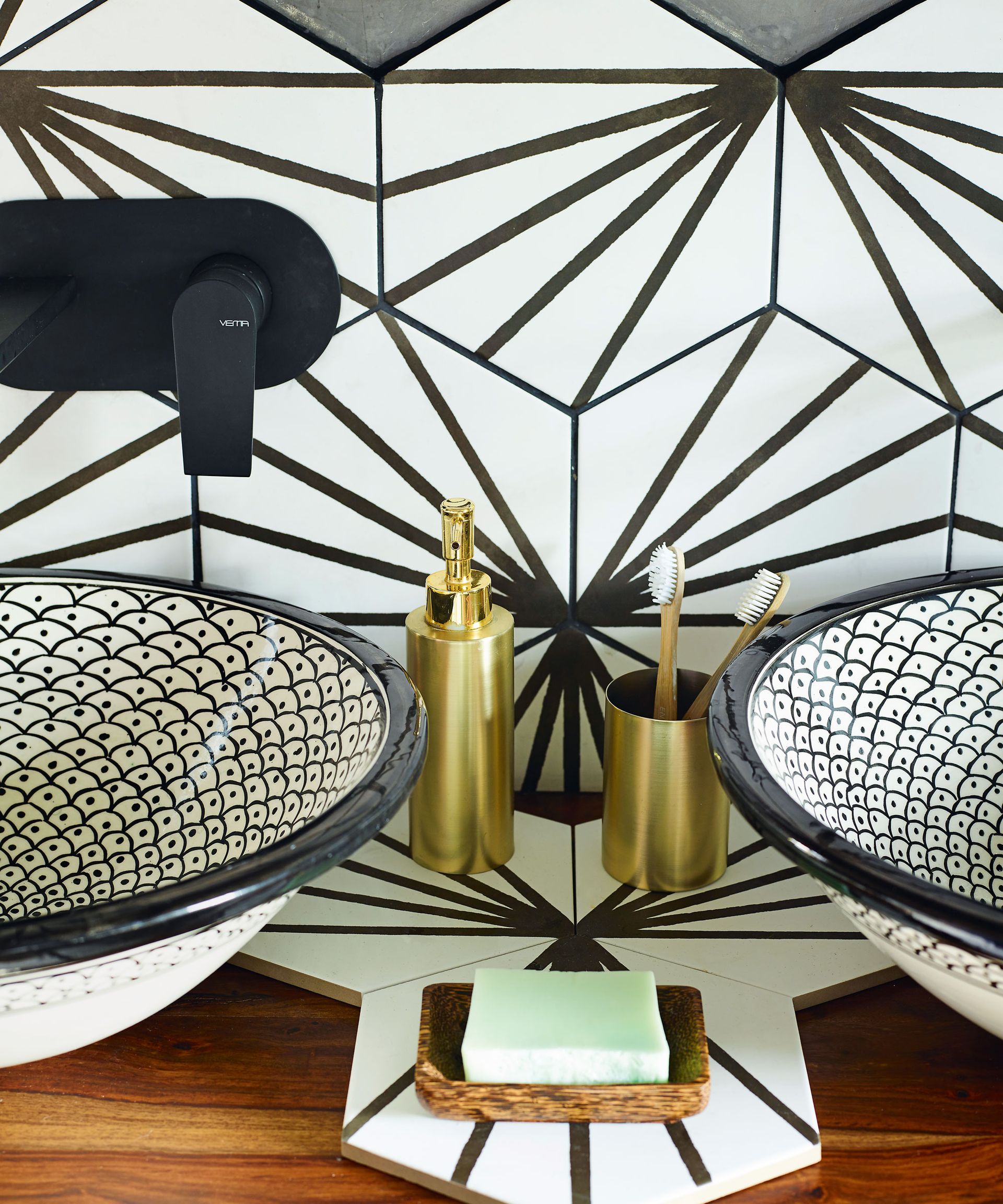 Kamar mandi Ellie Rowley-Conwy yang luas merupakan perpaduan sentuhan akhir modern dan aksen eksotis