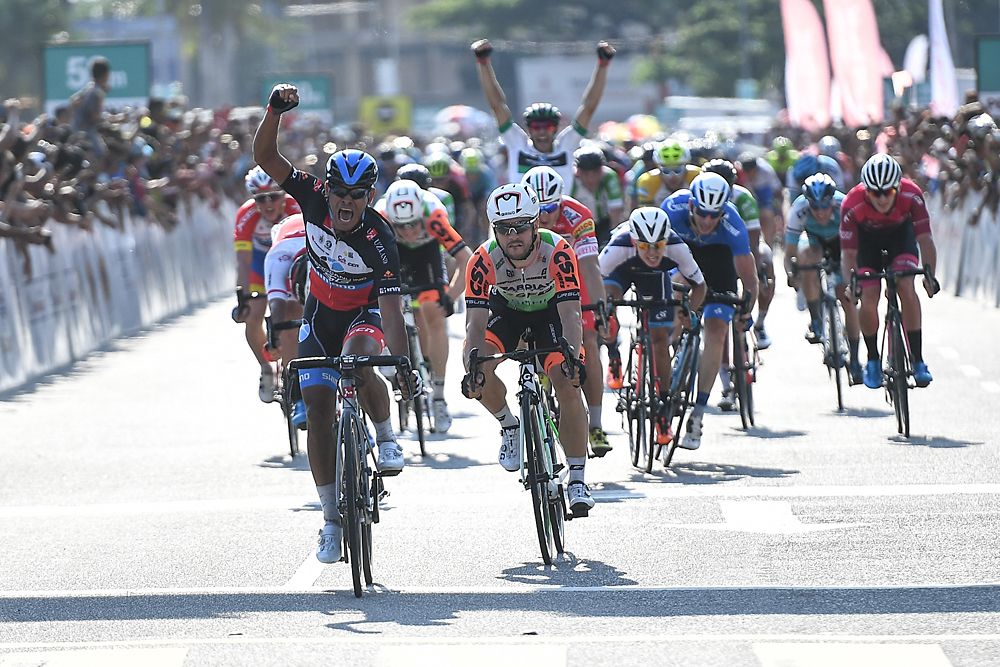 TSG&rsquo;s Harrif Saleh sprinting to a win over Andrea Guardini in Melaka at the Tour de Langkawi