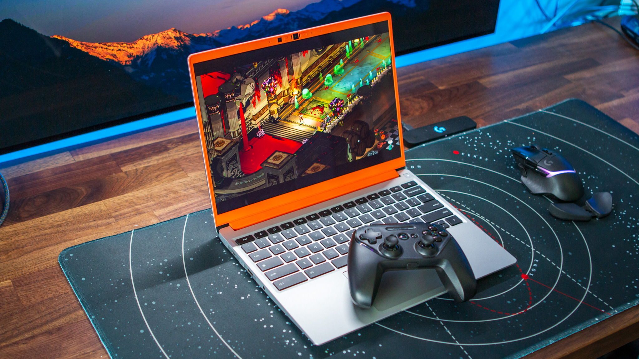 Framework Laptop Chromebook Edition, SteelSeries kontrol cihazı ile Steam'de Hades oynarken