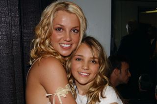 A young Britney and Jamie Lynn hugging