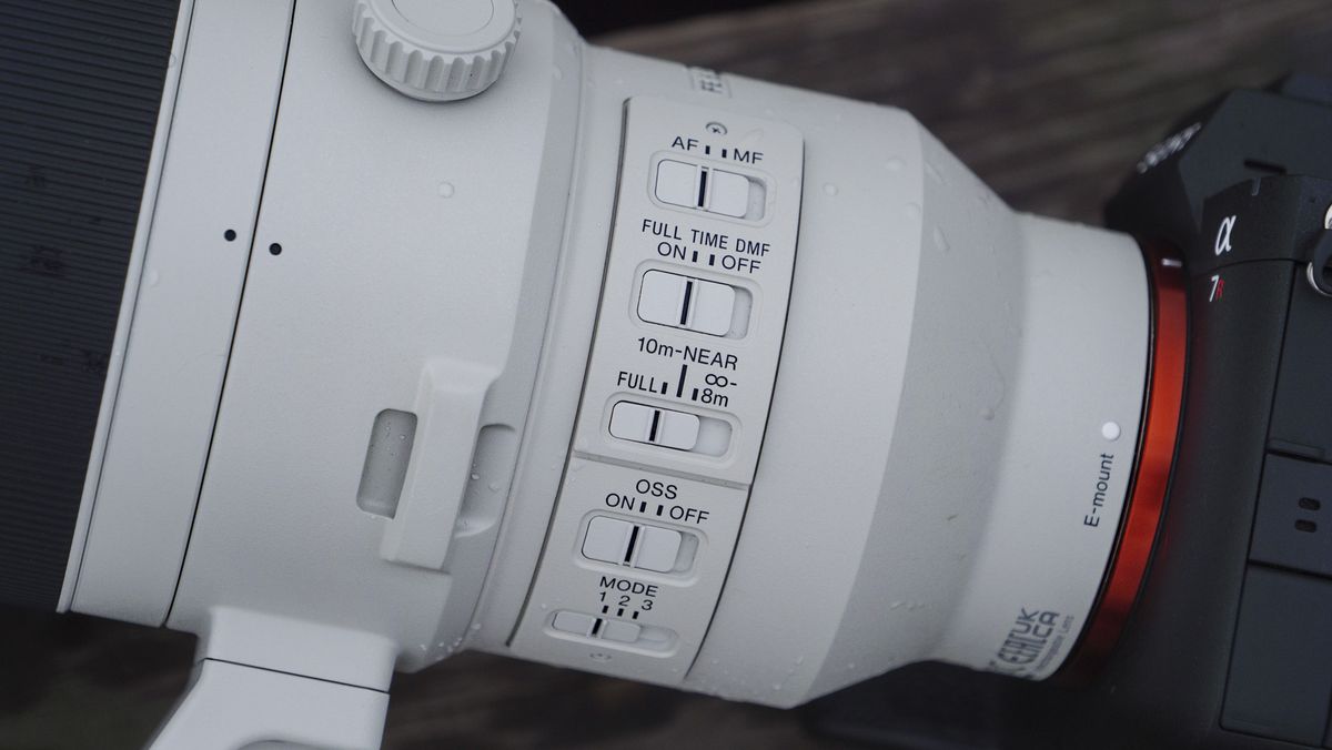 Closeup of the Sony FE 400-800mm F6.3-8 G OSS supertelephoto zoom lens's external controls