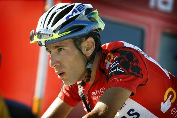 Race leader Vincenzo Nibali (Liquigas - Doimo) was unable to follow his GC rivals in the closing kilometres of stage 16 and lost the leader's jersey.