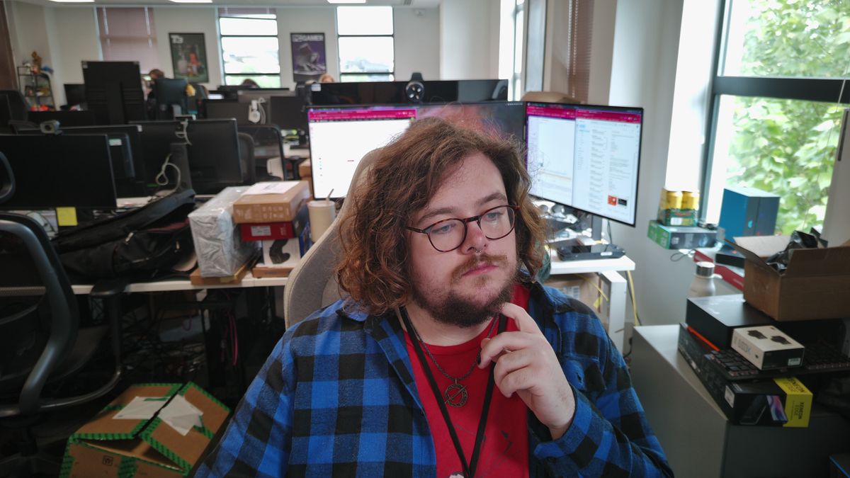 A picture of hardware writer James Bentley, taken on the Yololiv Yolocam S3