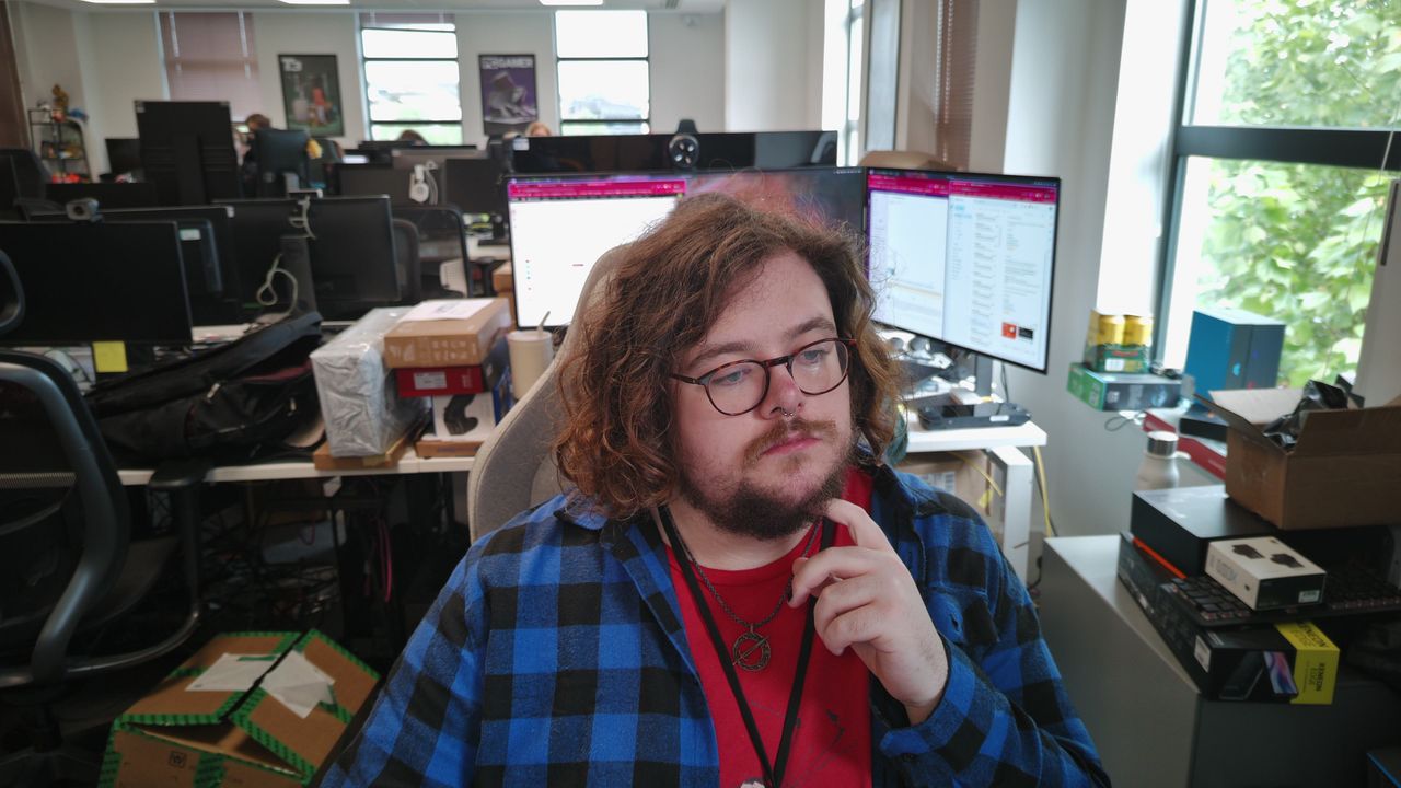 A picture of hardware writer James Bentley, taken on the Yololiv Yolocam S3