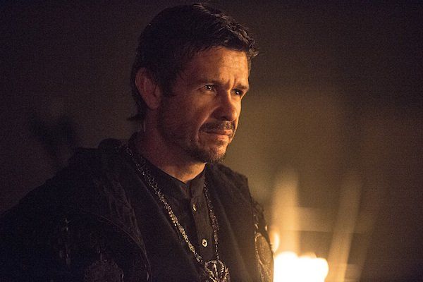 First Look At Arrow's Epic Sword Fight Between Oliver And Ra's Al Ghul ...