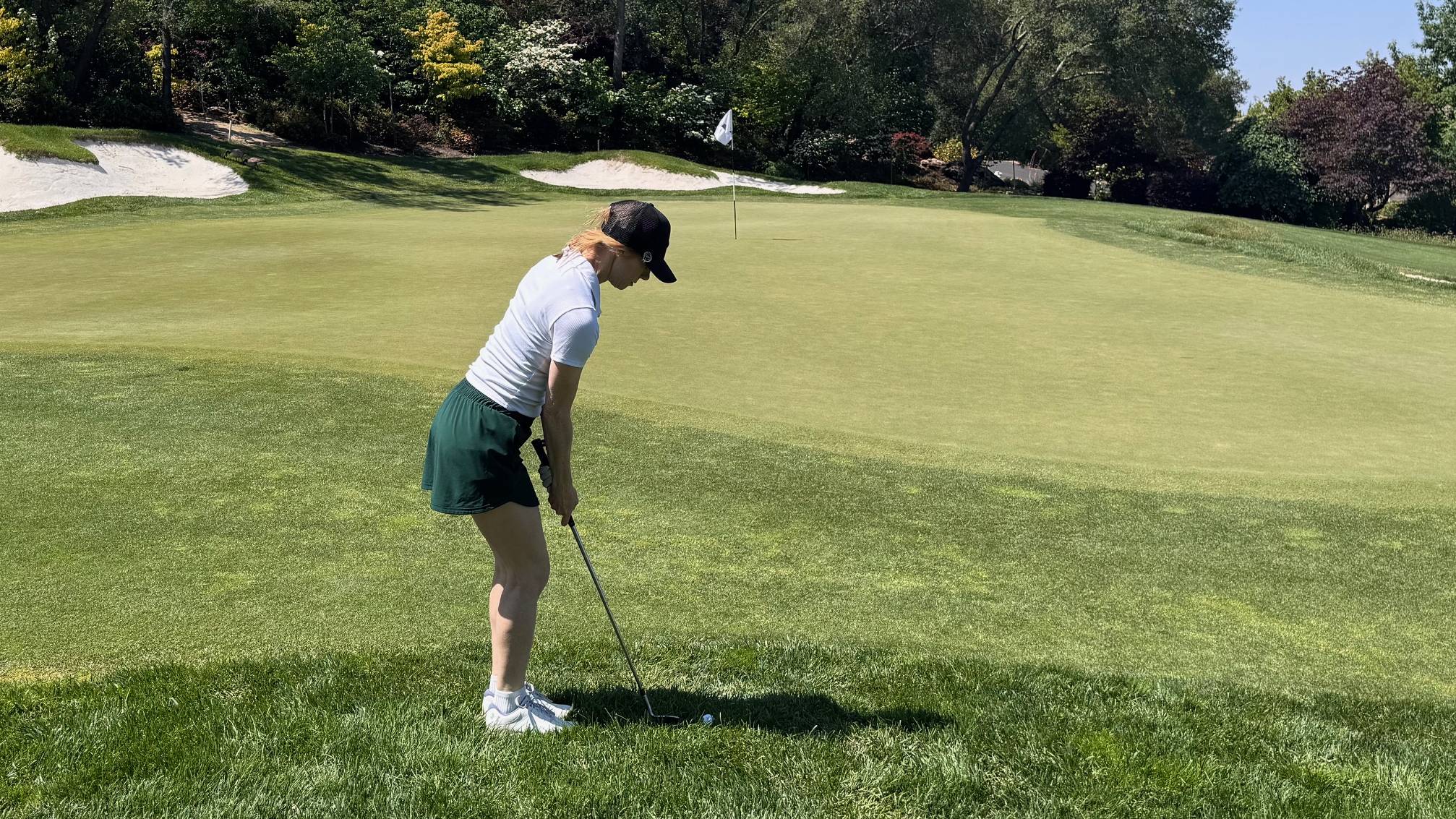 Lauren Katims chipping to the green