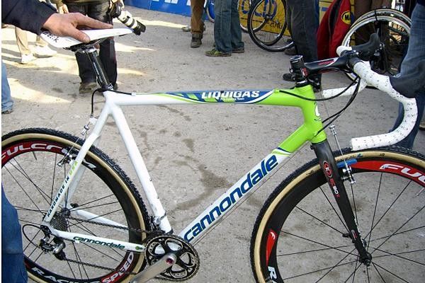 The Cannondale of Liquigas pro Enrico Franzoi is similar to that of Johnson with an Optimo aluminium frame and Easton carbon fork, but is finished with Campagnolo Bora (labeled 'Fulcrum') hoops and a fi'zi:k Arione saddle.
