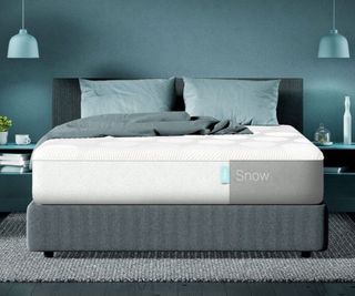 A Casper Wave Hybrid Snow mattress in a bedroom.