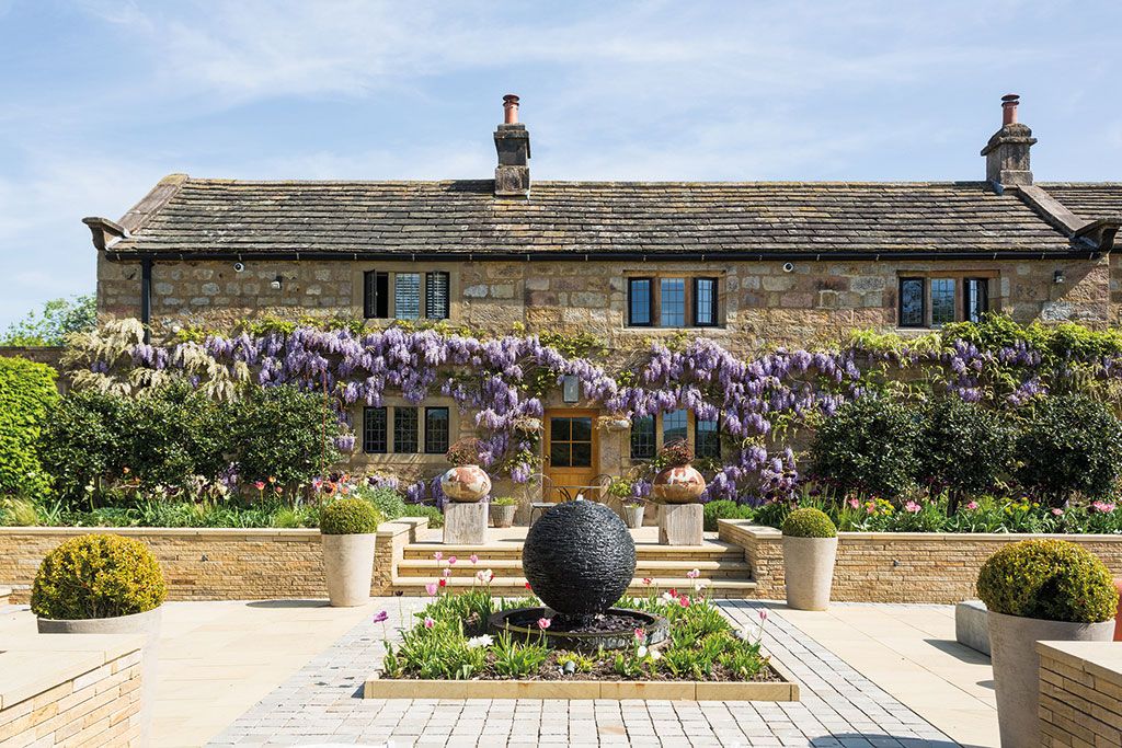 Properties for sale with swimming pools: Howe House Farm, Beckwithshaw, Harrogate, North Yorkshire