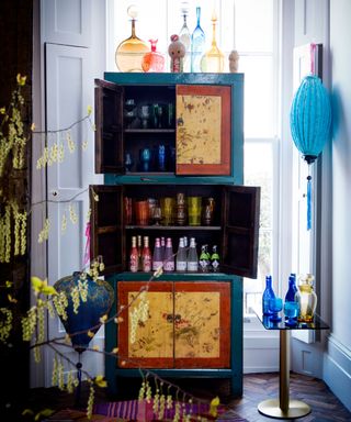 Drinks cabinet with an oriental style