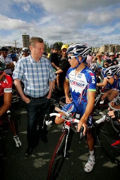 Mike Rann chats with Robbie McEwen (Katusha) before the riders roll out.