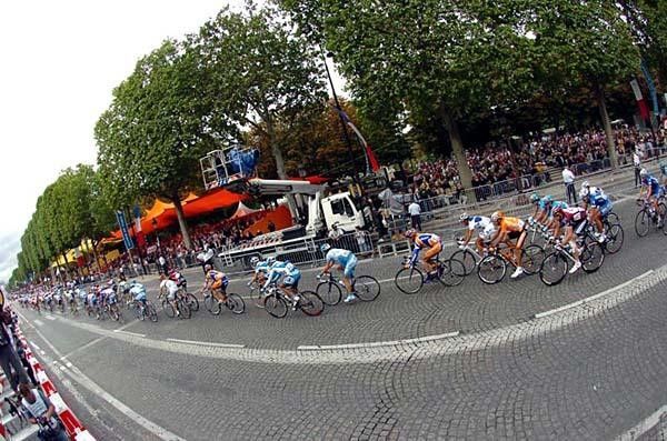 Peloton on the cobbles