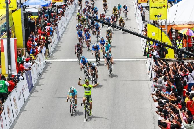 A great aerial vieow of Chicchi winning the sprint