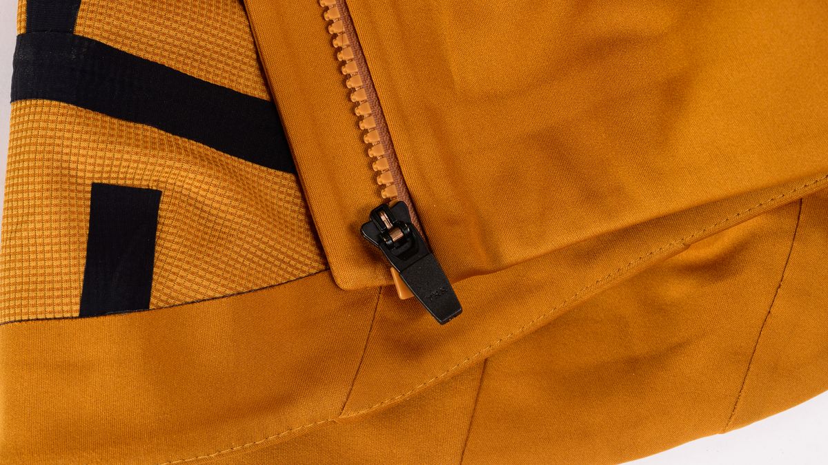 PAS Normal Essential Thermal jacket zipper detail