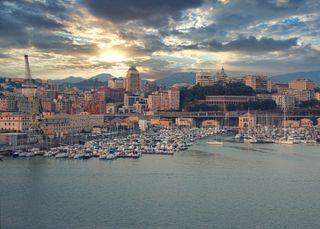 Abbiamo realizzato questa splendida cartolina di Genova sostituendo il cielo totalmente grigio e regolando i toni di colore con gli strumenti che Luminar 4.2 mette a disposizione.