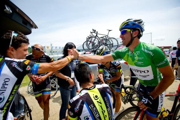 Julian David Arredondo (Team NIPPO) gets the green jersey from his team mate, Maximiliano Richeze (Team NIPPO)