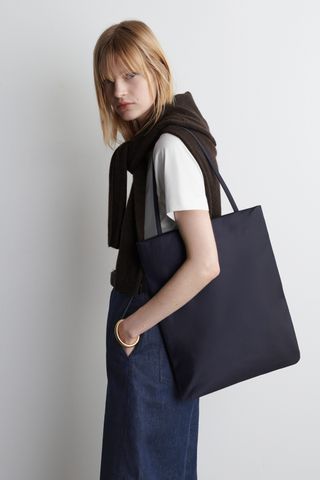 9CSKeMGL7UZ7kSwygorHF7-320-80 Cos 'Gallery Tote على وشك أن يكون خريف 2025 لشراء تكنولوجيا المعلومات
