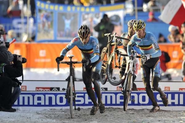 Nys charges out of the barriers trailed by Vantornout and Zlamalik.