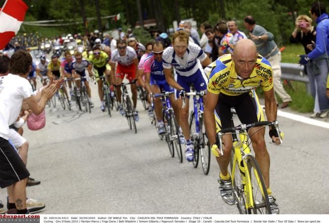 Marco Pantani pushes the pace during the 2003 Giro d'Italia and is followed by Dario Frigo, Wladimir Belli, Gilberto Simoni and Yarolslav Popovych