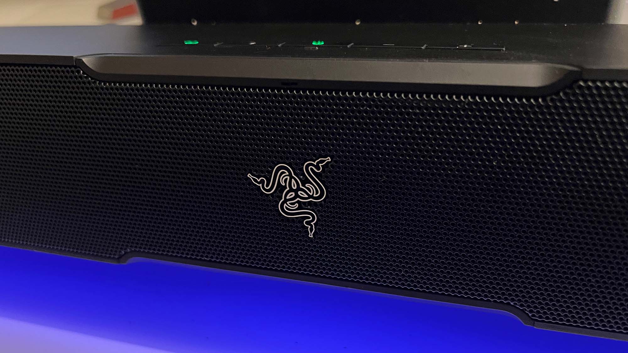 O logotipo Razer em prata na grade frontal do Leviathan V2