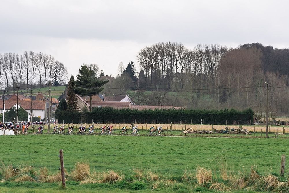 The peloton approach across the cobbles - Pajot Hills Classic 2016