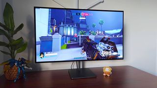 Dough Spectrum Black 32 with Overwatch 2 gameplay on screen