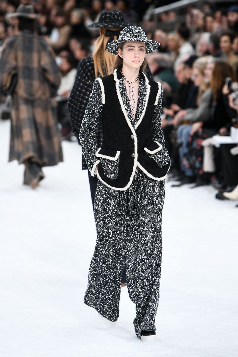Fashion, Runway, Fashion model, Fashion show, Clothing, Suit, Haute couture, Outerwear, Event, Fashion design,