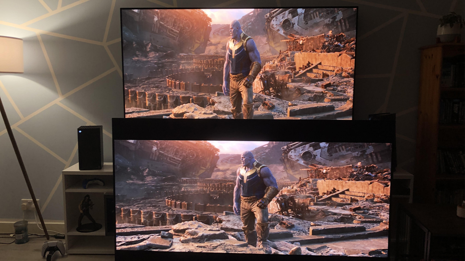 Le LG C1 OLED côte à côte avec le LG G1 OLED affichant tous deux une scène du MCU de Thanos