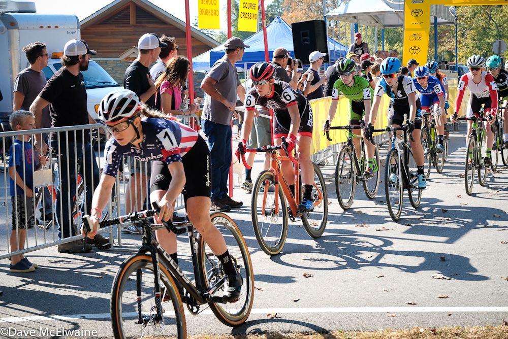 U23 Champion Ellen Noble (Aspire Racing) took the hole-shot and led the U23 women onto the Devou course.