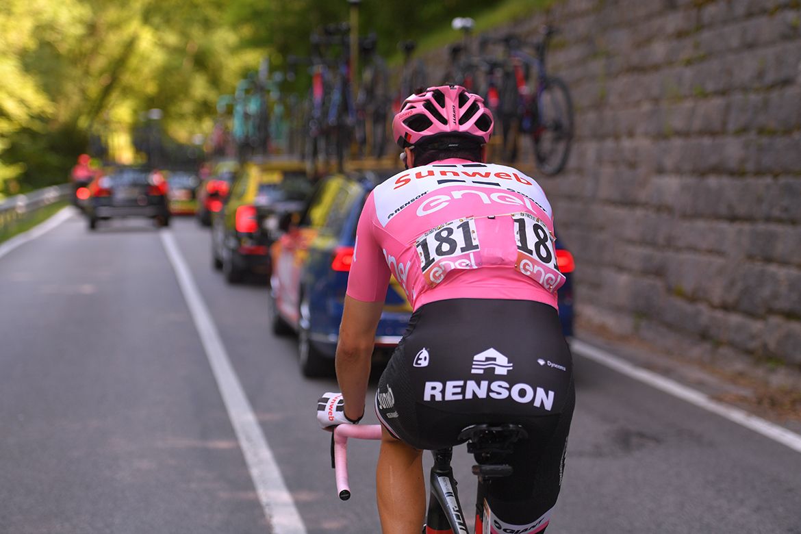 Tom Dumoulin (Sunweb) back among the team cars after being isolated