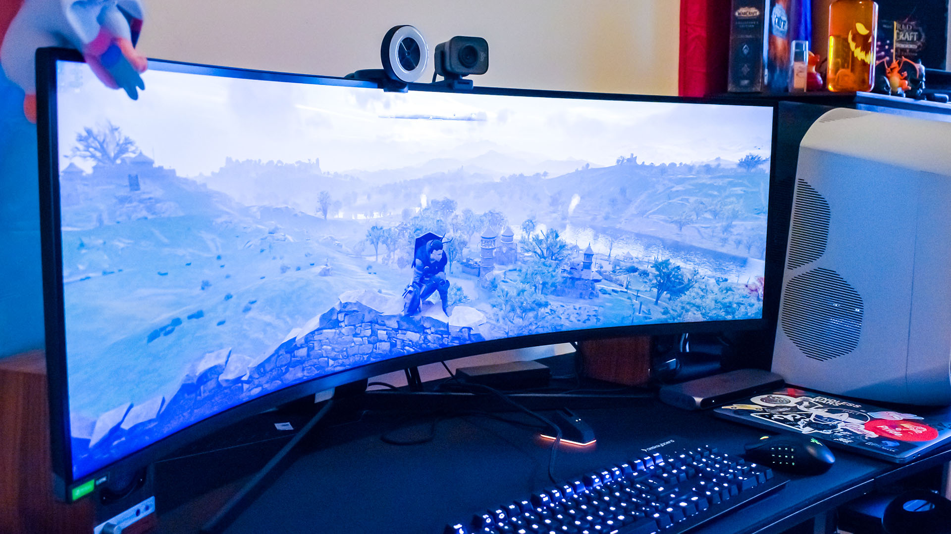 En Samsung Odyssey CRG9 står på et skrivebord og kjører et spill på skjermen.