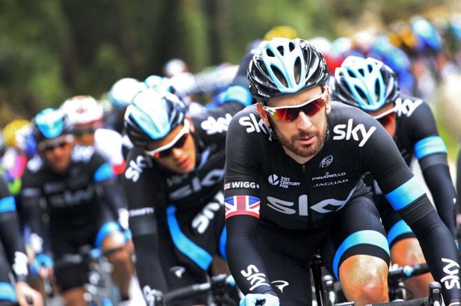 Bradley Wiggins sets tempo in the peloton for Team Sky