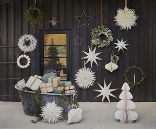 Fold out white Christmas decorations, wreaths