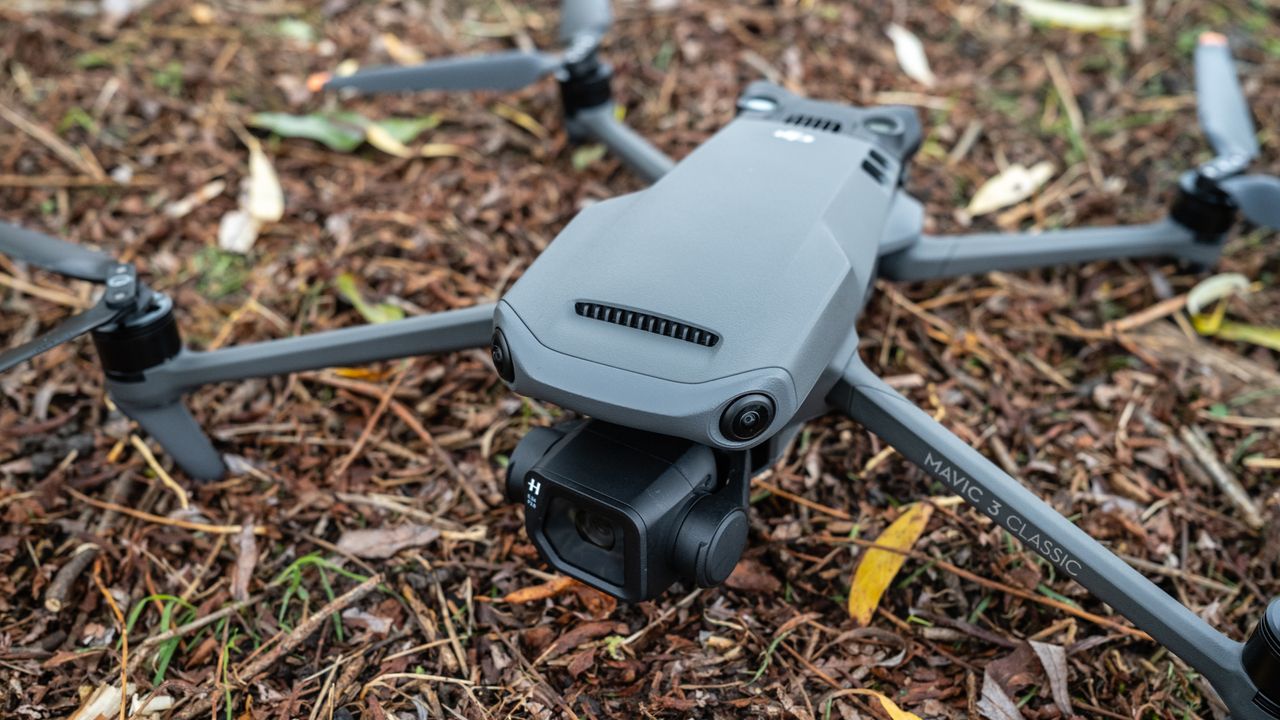 DJI Mavic 3 Classic_Drone open close up
