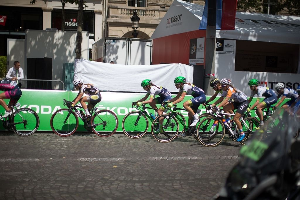 Orica-AIS come to the front of the peloton