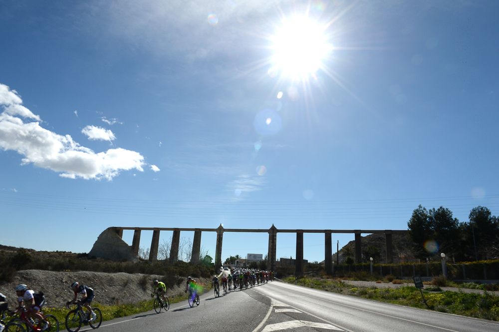 The Spanish sunshine beats down on the peloton