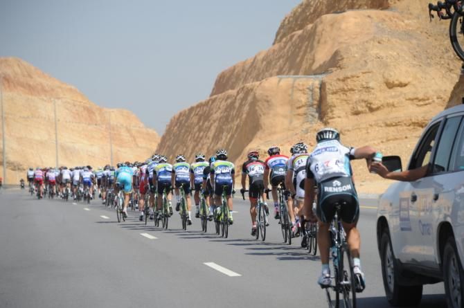 The peloton strung out in Tour of Oman