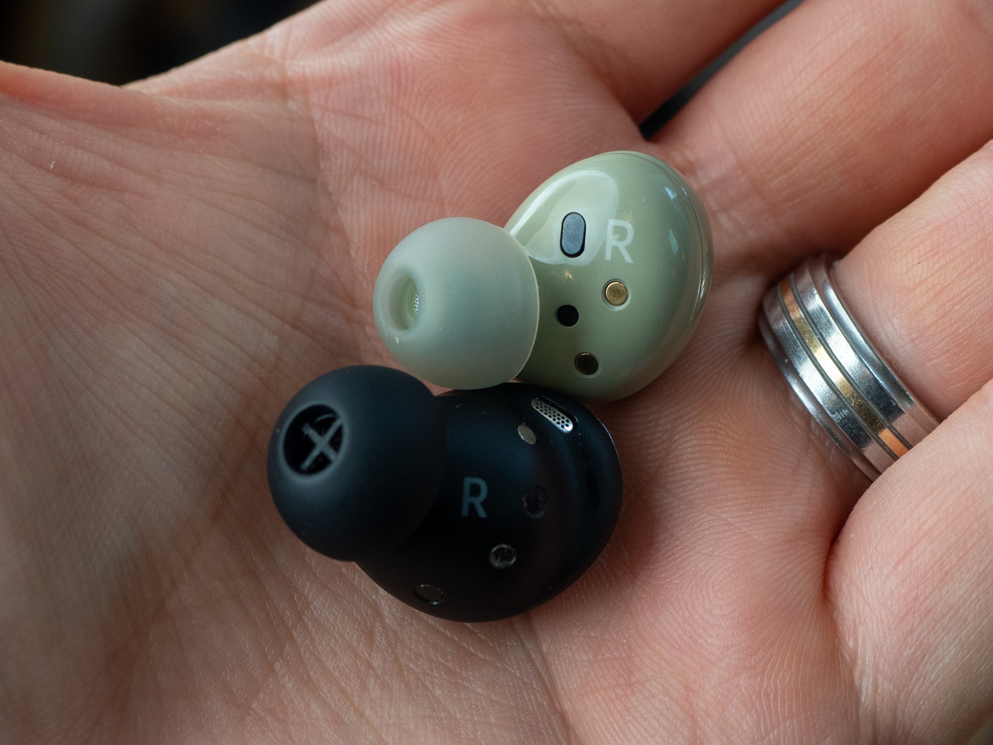 Samsung galaxy buds 2 обзор. Samsung Buds pro2 фото снизу.