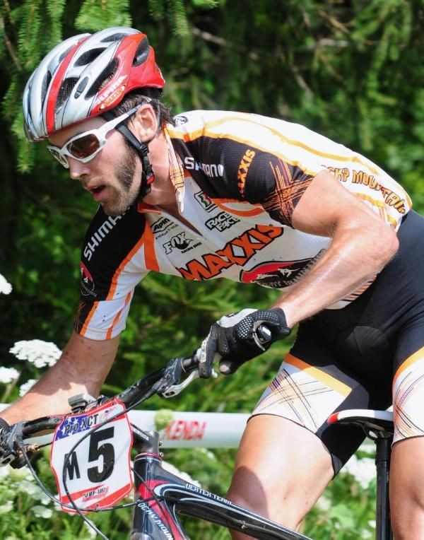 Geoff Kabush (Team Maxxis-Rocky Mt.) descending on the course.