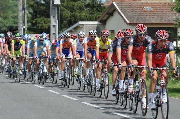 RadioShack, the team of race leader Haimar Zubeldia, sets tempo for the peloton.