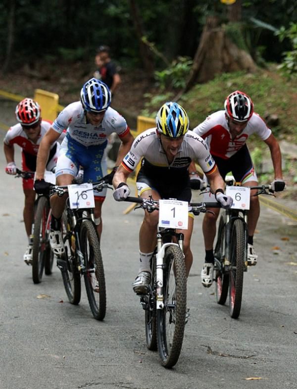 Karl Platt (Team Bulls) drives the pace