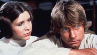 Beste science fiction-filmer: Luke Skywalker og Prinsesse Leia ser bekymret ut