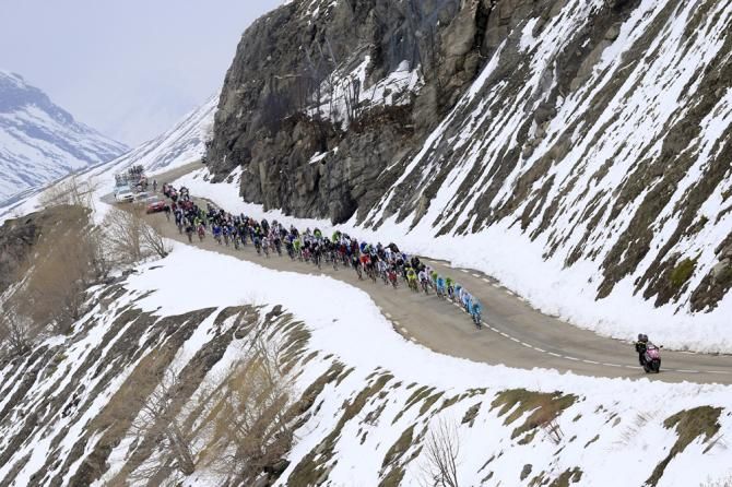 Epic scenes as the peloton ride from Valloire - Ivrea