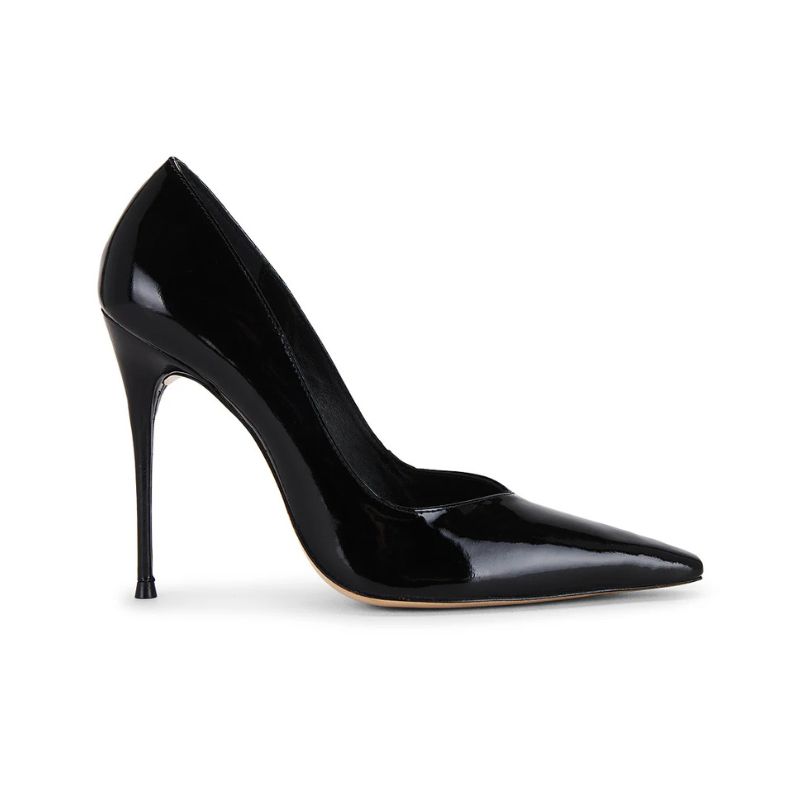 A BLACK COURT SHOE