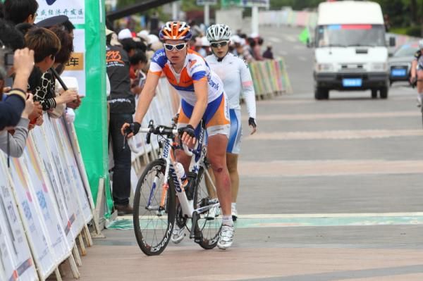Sarah Duester (Rabo Women) rolled over the line with her chain off the front rings and had to scoot her bike